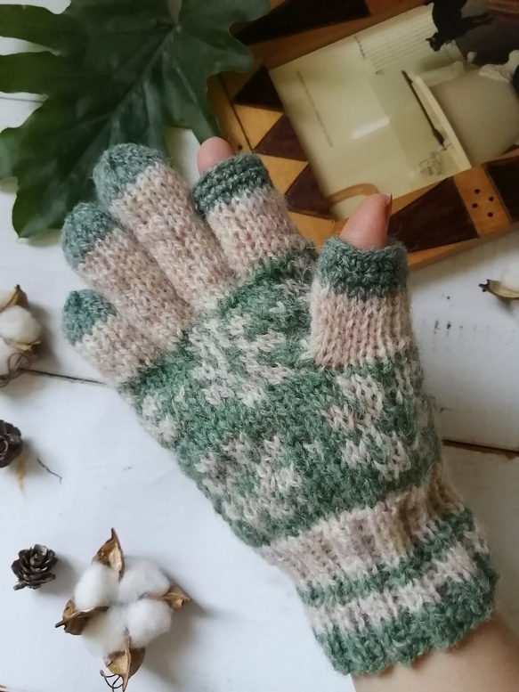やわらかな緑の花模様編みスマホ対応手袋 4枚目の画像