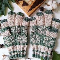 やわらかな緑の花模様編みスマホ対応手袋 1枚目の画像