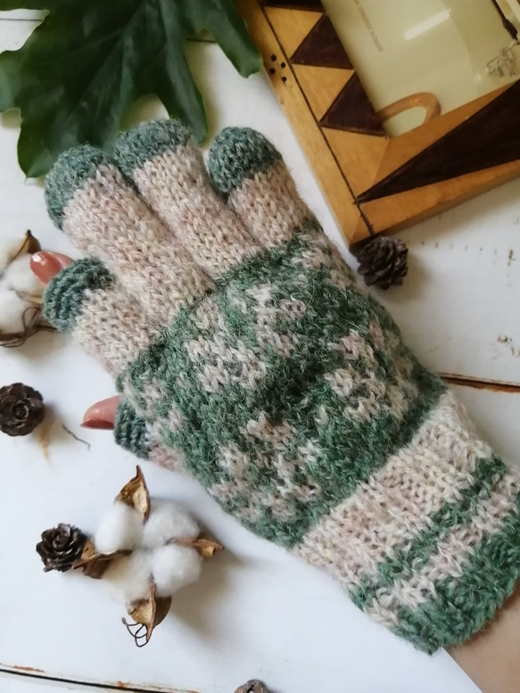 やわらかな緑の花模様編みスマホ対応手袋 3枚目の画像