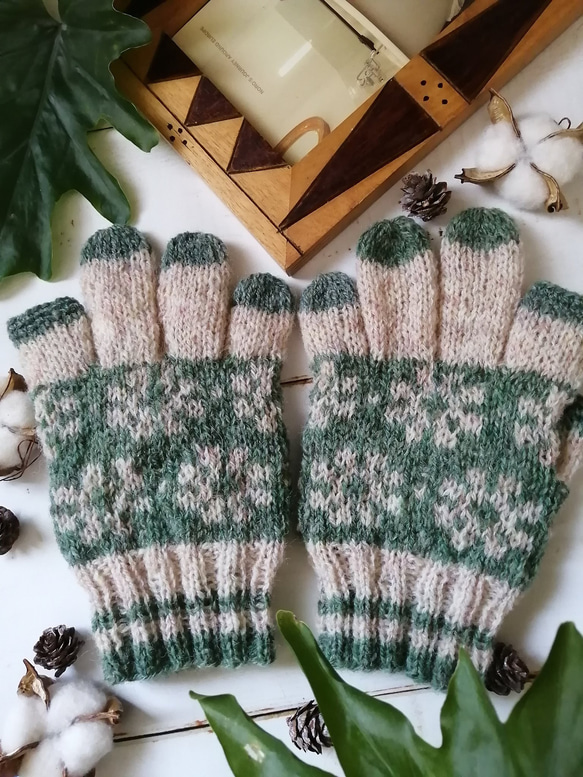やわらかな緑の花模様編みスマホ対応手袋 2枚目の画像