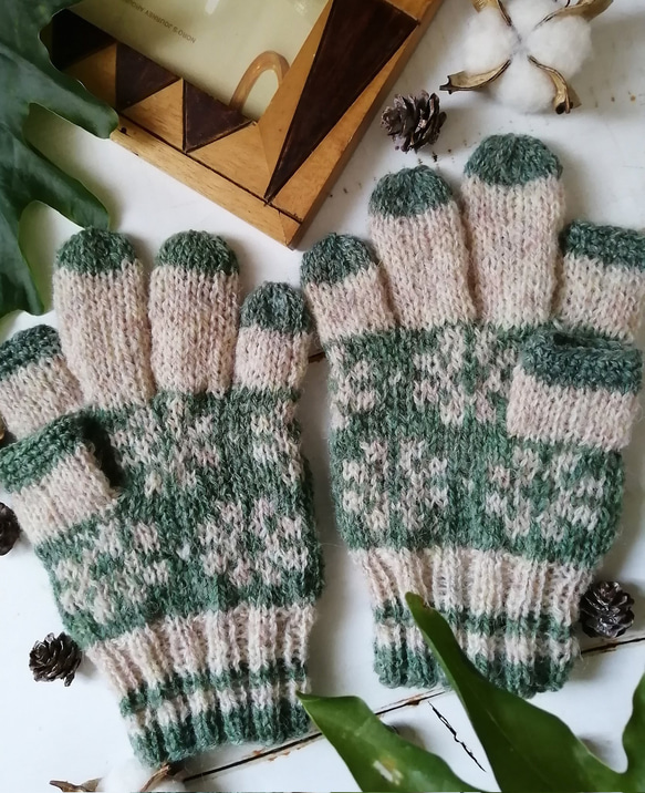 やわらかな緑の花模様編みスマホ対応手袋 6枚目の画像