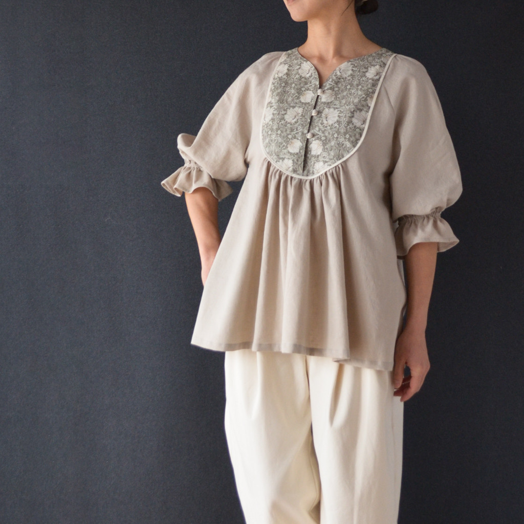 【再販】ウィリアムモリス=ピンパーネルのヨークブラウス【一枚で目を惹く】ハーフリネン ベージュ