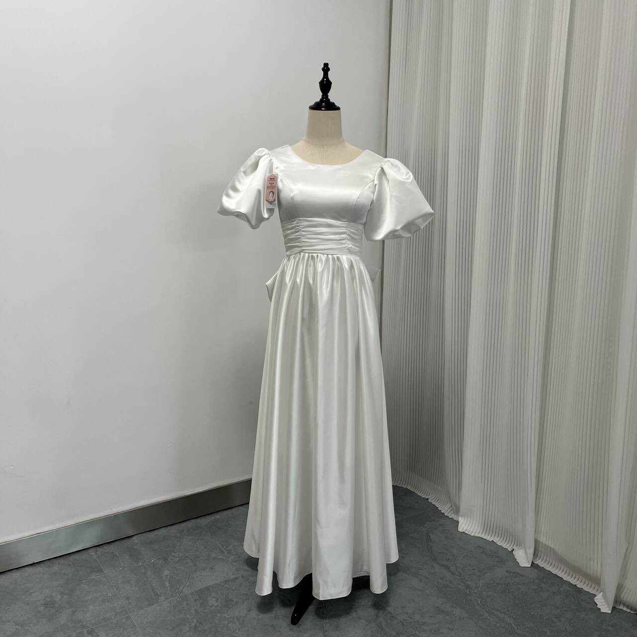 送料無料！フランス風 ウエディングドレス 前撮り プリンセスライン パフスリーブ 光沢サテン ミディアムドレス 2次会