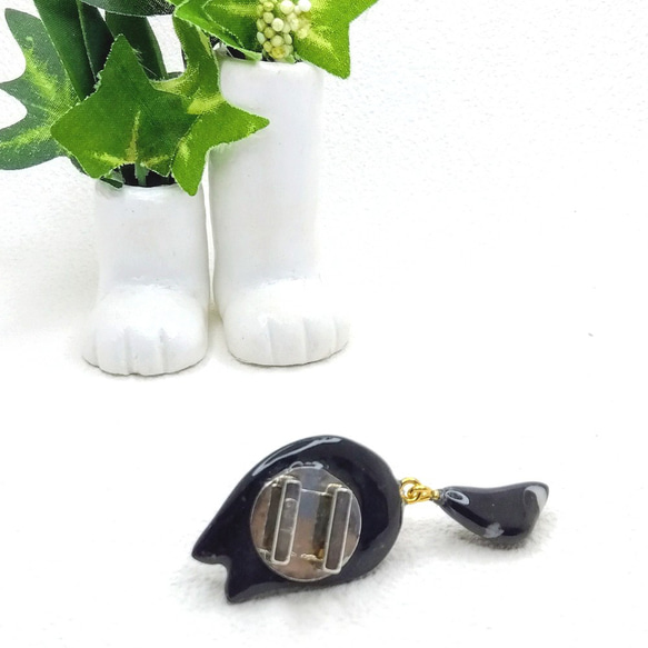 【猫の帯留め】黒白マーブル猫に珊瑚の薔薇・揺れるしっぽ・大理石のような帯飾り 5枚目の画像