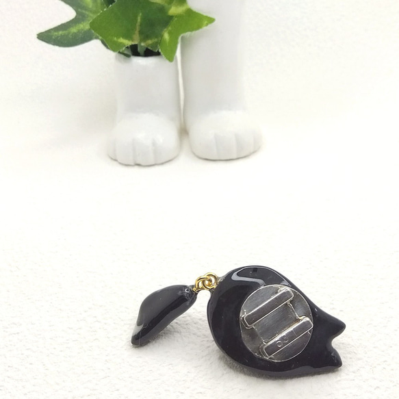 【猫の帯留め】黒白マーブル猫に珊瑚の薔薇・揺れるしっぽ・大理石のような帯飾り 4枚目の画像