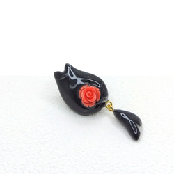 【猫の帯留め】黒白マーブル猫に珊瑚の薔薇・揺れるしっぽ・大理石のような帯飾り 7枚目の画像