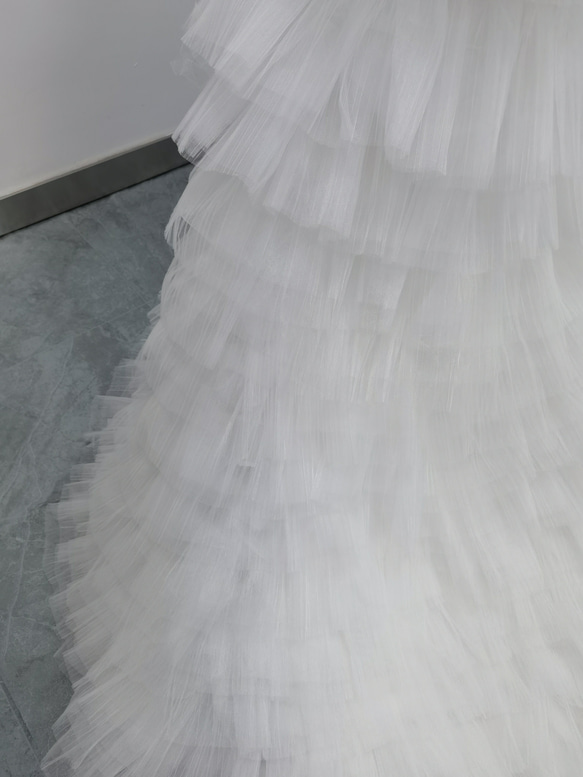 送料無料！ウェディングドレス ベアトップ 柔らかく重ねたチュールスカート オフホワイト プリンセスライン 5枚目の画像