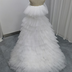 送料無料！ウェディングドレス ベアトップ 柔らかく重ねたチュールスカート オフホワイト プリンセスライン 4枚目の画像