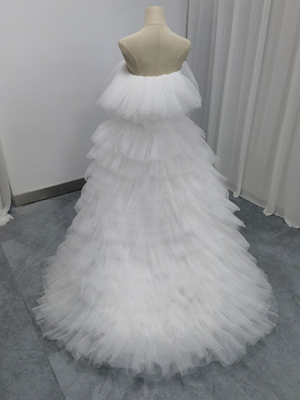 送料無料！ウェディングドレス ベアトップ 柔らかく重ねたチュールスカート オフホワイト プリンセスライン 4枚目の画像