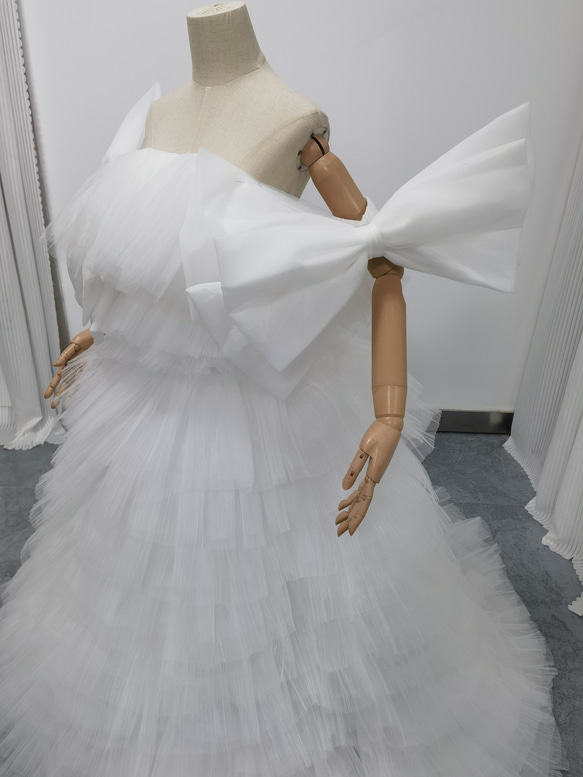 送料無料！ウェディングドレス ベアトップ 姫袖 リボン 柔らかく重ねたチュールスカート オフホワイト プリンセスライン 2枚目の画像