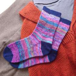 【洗濯機可能】チラッと見える色がポイント！手編み紫色の靴下 24㎝程度 (2403-02) 1枚目の画像