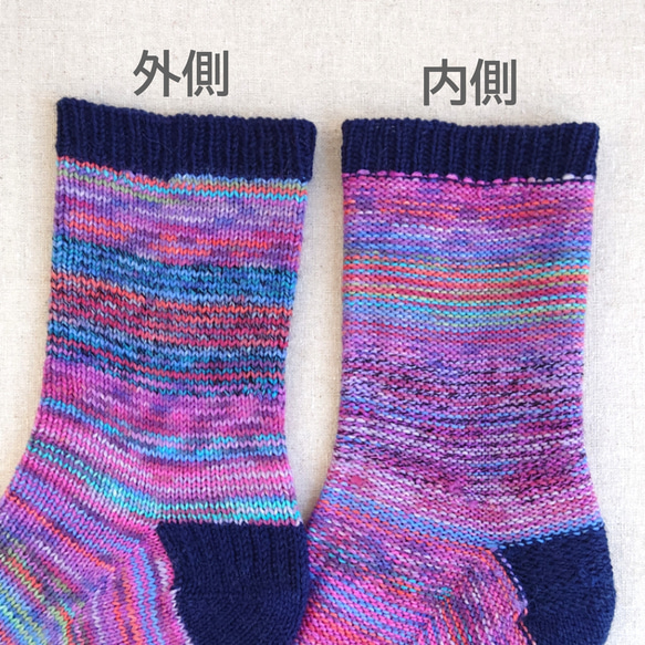 【洗濯機可能】チラッと見える色がポイント！手編み紫色の靴下 24㎝程度 (2403-02) 7枚目の画像