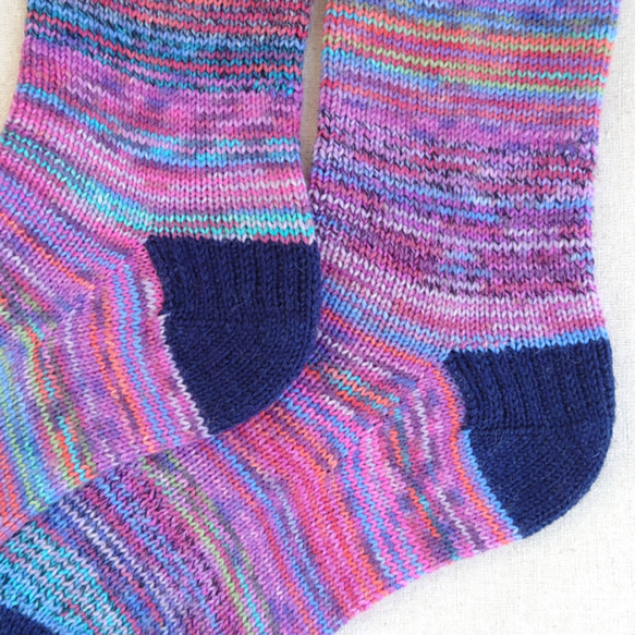 【洗濯機可能】チラッと見える色がポイント！手編み紫色の靴下 24㎝程度 (2403-02) 5枚目の画像