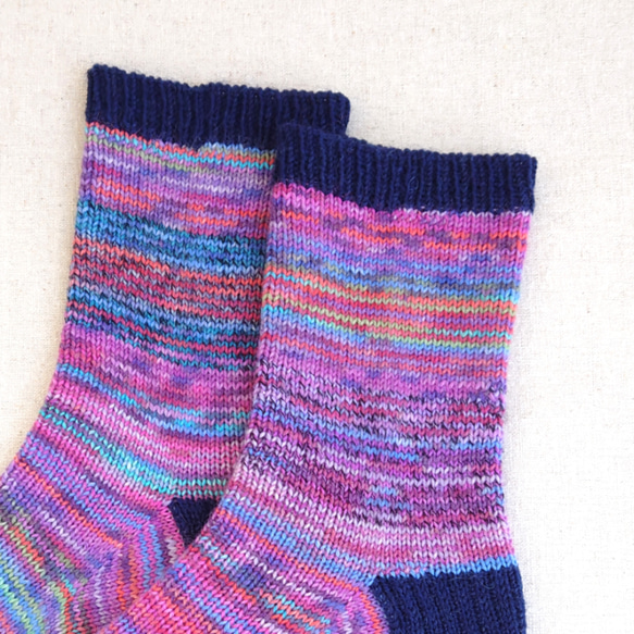 【洗濯機可能】チラッと見える色がポイント！手編み紫色の靴下 24㎝程度 (2403-02) 6枚目の画像