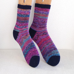 【洗濯機可能】チラッと見える色がポイント！手編み紫色の靴下 24㎝程度 (2403-02) 3枚目の画像