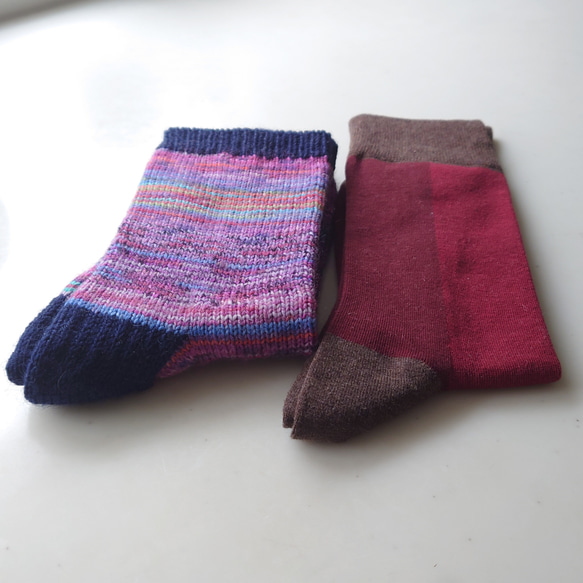 【洗濯機可能】チラッと見える色がポイント！手編み紫色の靴下 24㎝程度 (2403-02) 9枚目の画像