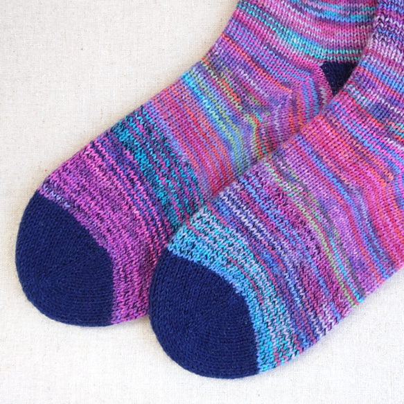 【洗濯機可能】チラッと見える色がポイント！手編み紫色の靴下 24㎝程度 (2403-02) 4枚目の画像