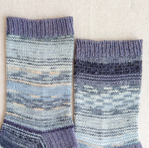 【洗濯機可能】シックな色でも柄で差をつける！手編みグレーの靴下 24㎝程度 (2403-03) 6枚目の画像