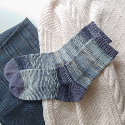 【洗濯機可能】シックな色でも柄で差をつける！手編みグレーの靴下 24㎝程度 (2403-03) 1枚目の画像