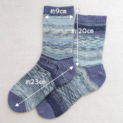 【洗濯機可能】シックな色でも柄で差をつける！手編みグレーの靴下 24㎝程度 (2403-03) 8枚目の画像
