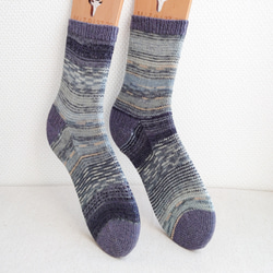 【洗濯機可能】シックな色でも柄で差をつける！手編みグレーの靴下 24㎝程度 (2403-03) 3枚目の画像