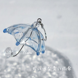 水玉模様の小さな傘のピアス　イヤリング　雨　片耳ピアス　水色　雫　アクセサリー　梅雨 1枚目の画像