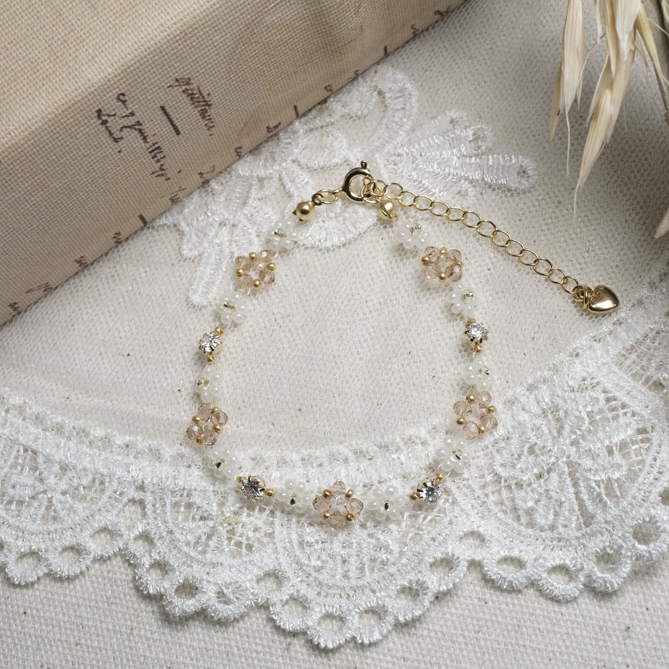 ベージュカラー お花のビーズブレスレット ブレスレット pomme