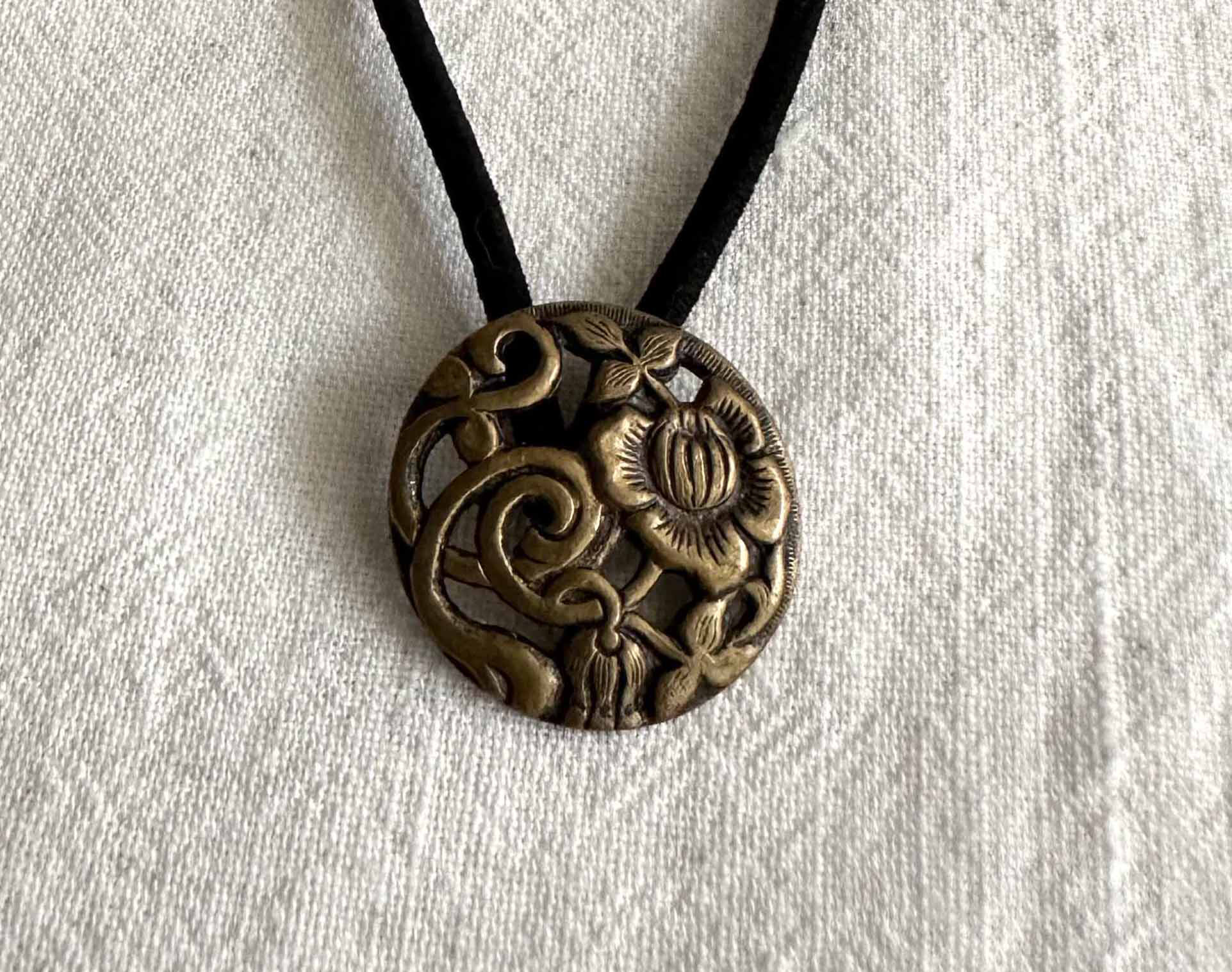 アンティークボタンヘアゴム／フラワー透かし模様ボタン（AFB-199) 5,168円