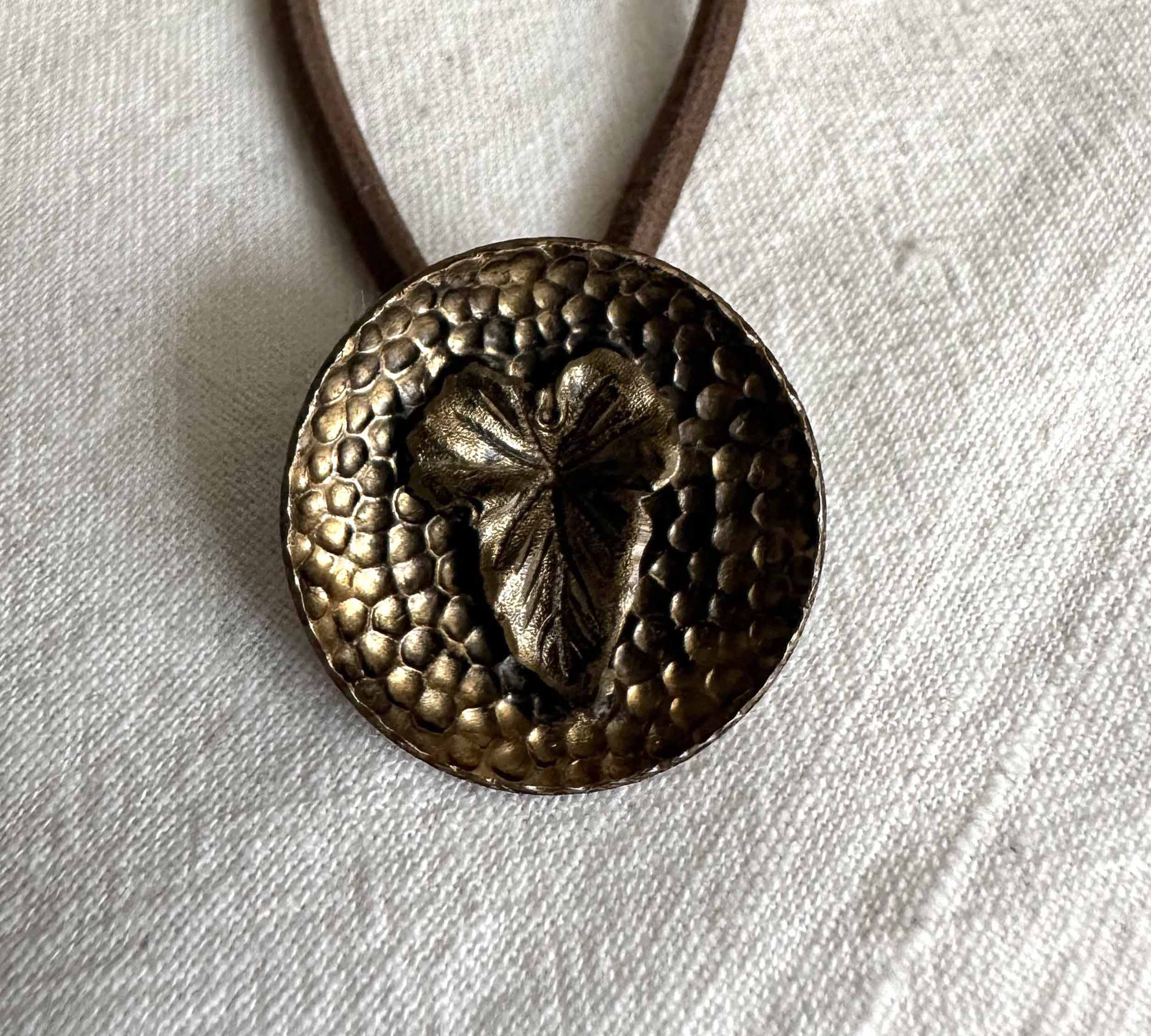 アンティークボタンヘアゴム／立体葉模様ボタン（AFB-200)