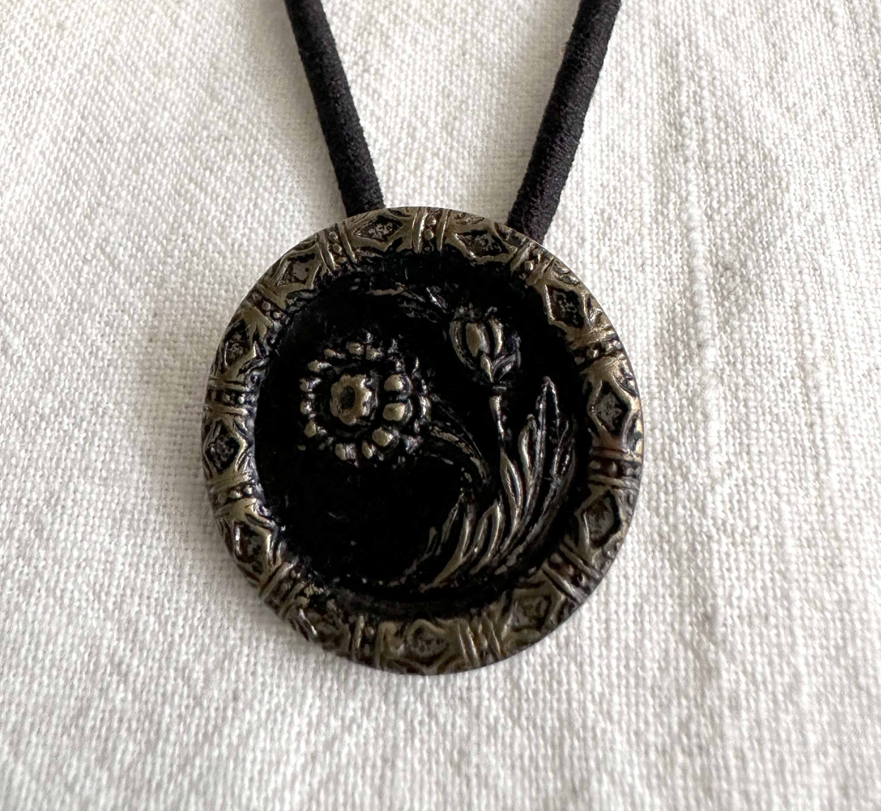 アンティークボタンヘアゴム／エンボスフラワーボタン・ダリア（AFB-201)