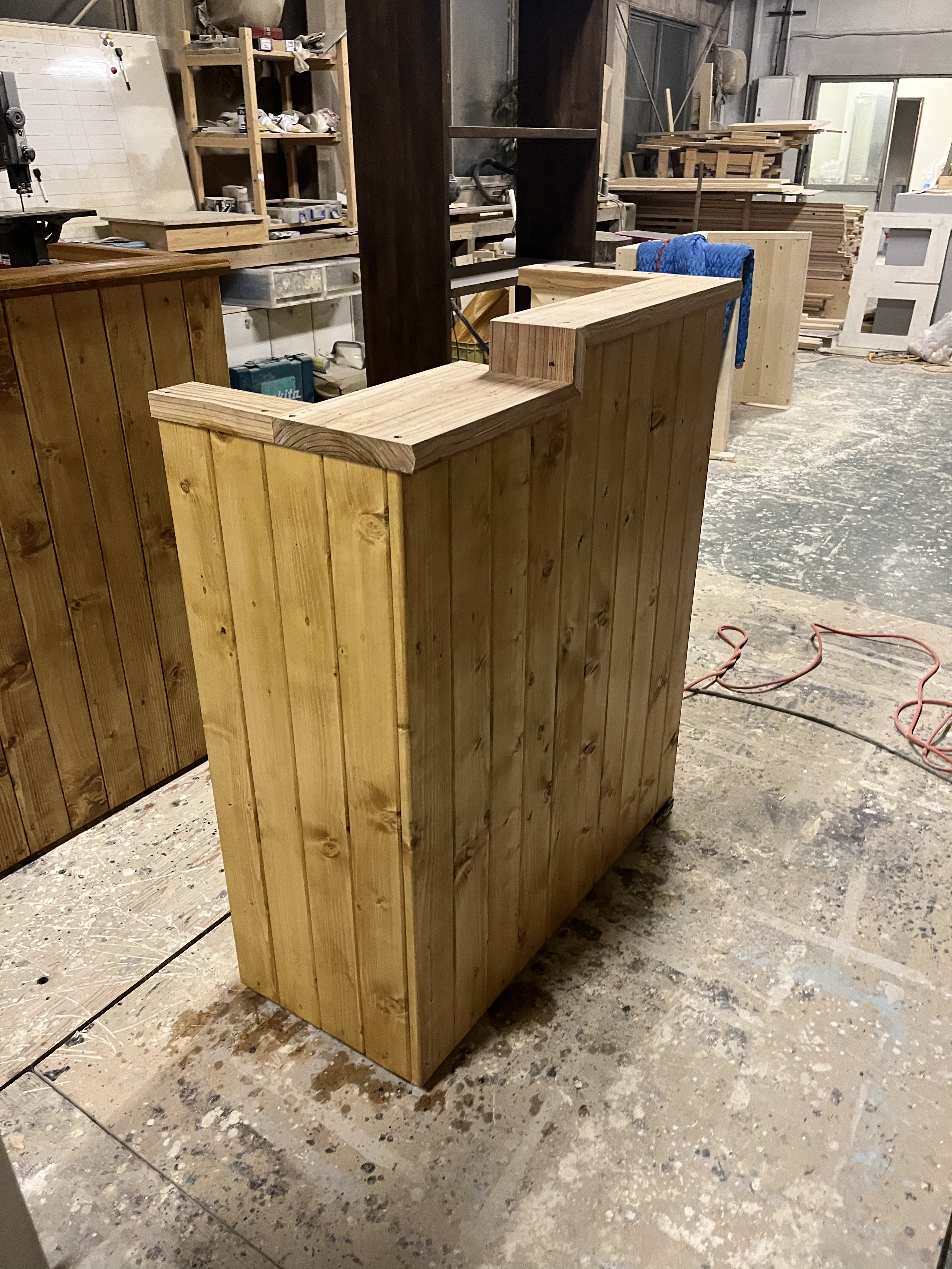 天板は少し広め　段差カウンター　レジカウンター