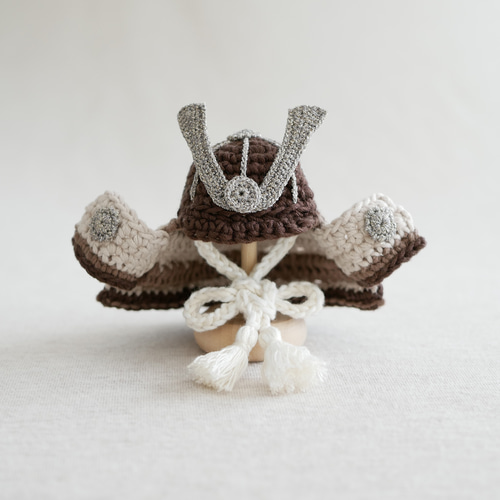 省スペース＋毛糸のあたたかみ✺手編みの兜飾り ブラウン 五月