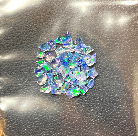 《合成オパール》(フローレスオパール) 原石 ブルー/緑斑 0.4g ⑭ 1枚目の画像