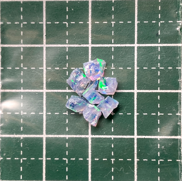 《合成オパール》(フローレスオパール) 原石 ブルー/緑斑 0.4g ③ 2枚目の画像