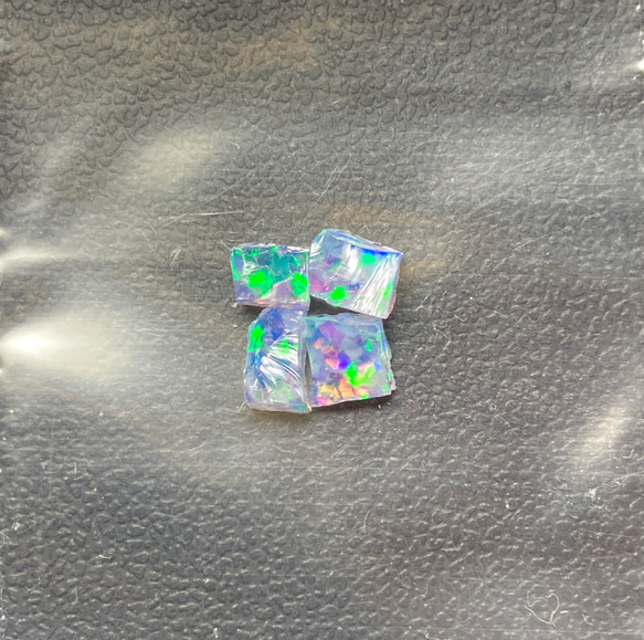 《合成オパール》(フローレスオパール) 原石 ブルー/緑斑 0.4g ① 1枚目の画像
