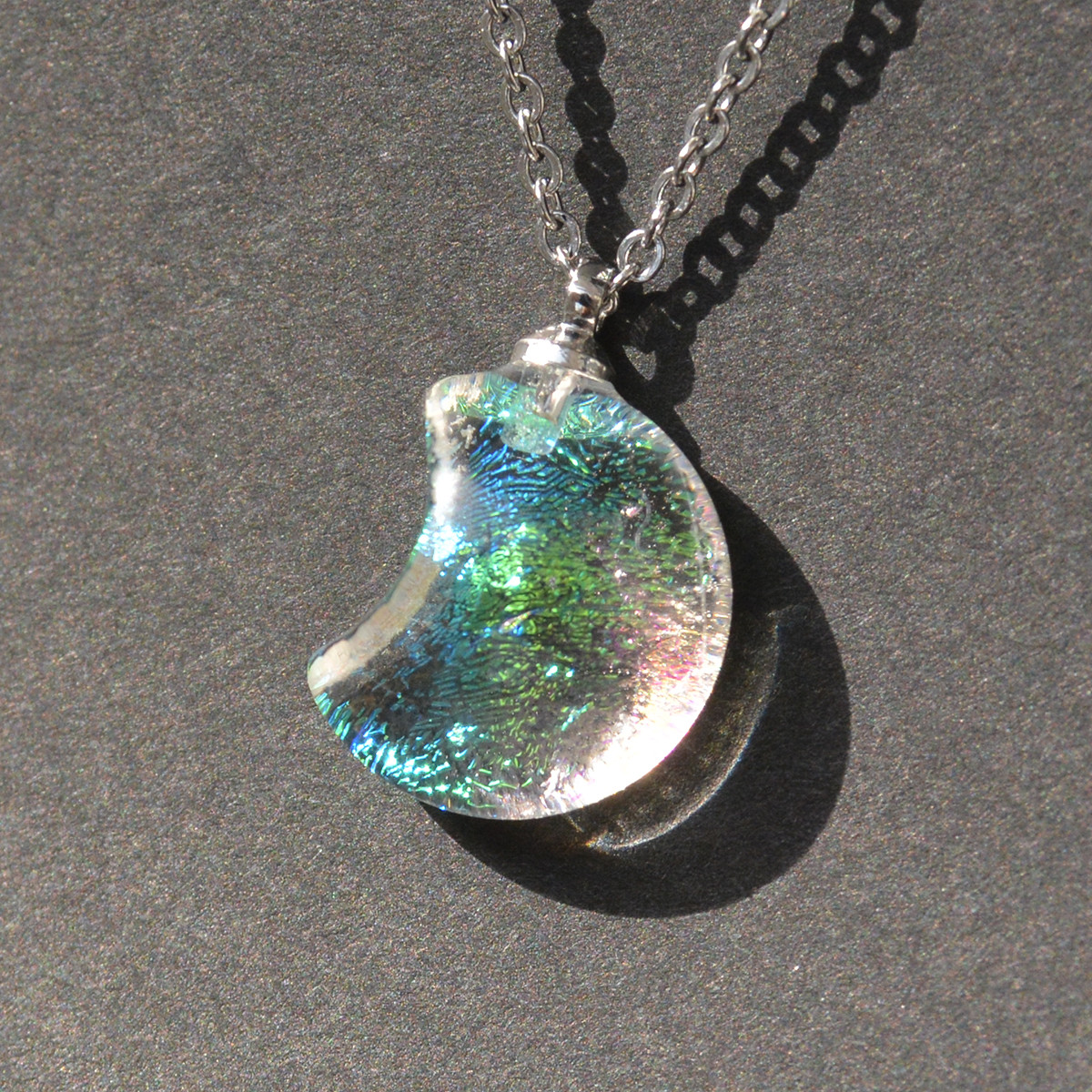 色が変わる！三日月ガラスペンダント　クリア系ラメ