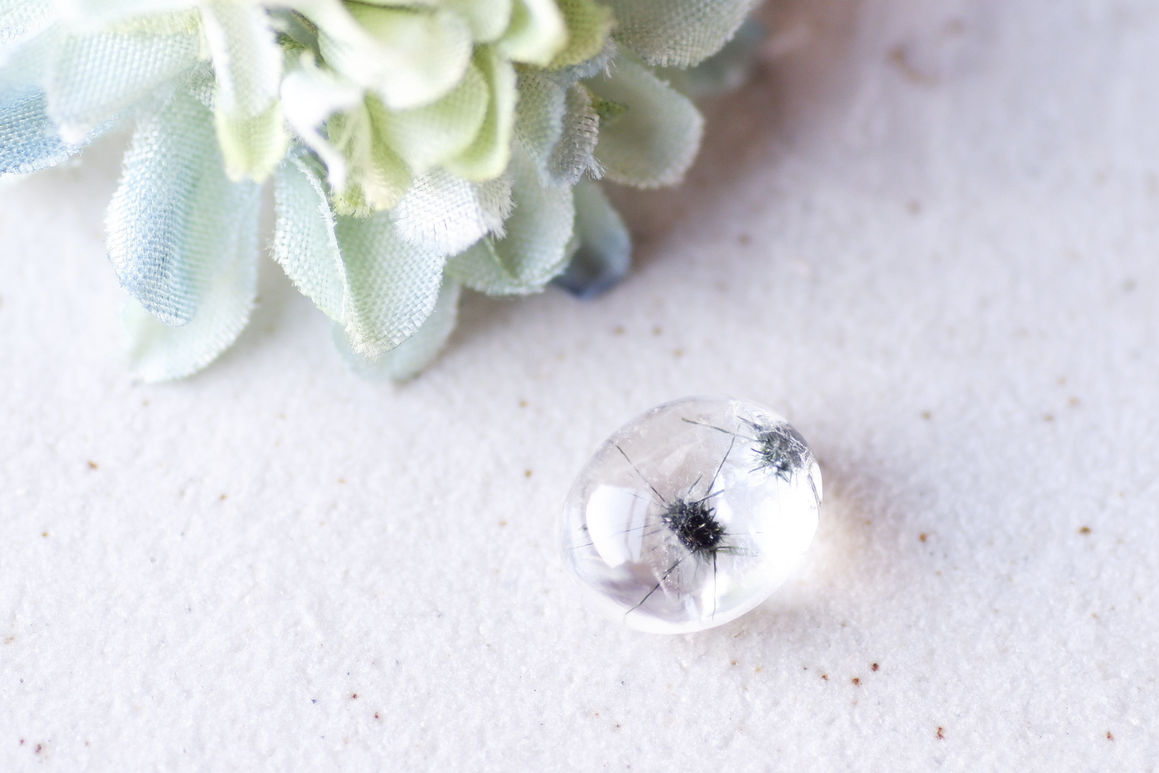 ホランダイト・イン・クォーツ＊オーバル・カボション・カット＊6.87ct＊12.5×10.2mm＊IQU-076