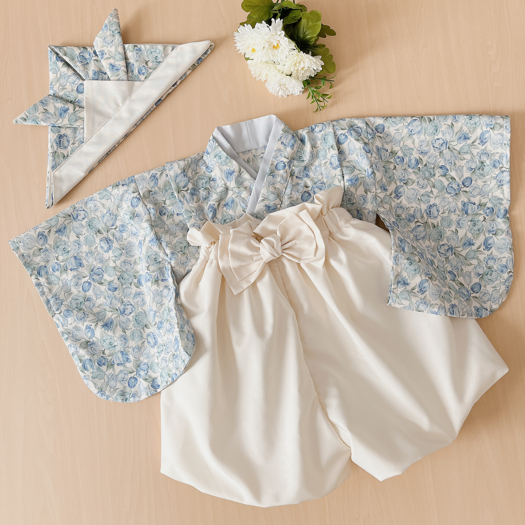 送料無料【80】ベビー袴　チューリップ✖︎白色の袴とかぶれる布兜のセット