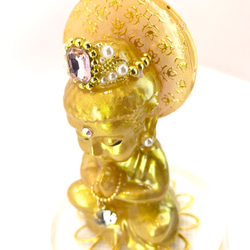 金色 観音様  オルゴナイト  インテリア 置物  天然石 台座 髪飾りピンク 6枚目の画像