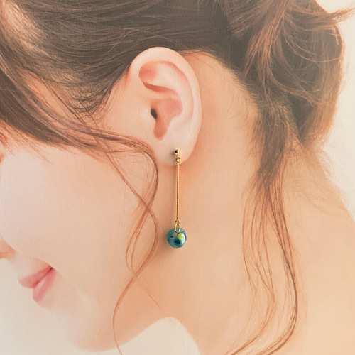夏の海のティアドロップビーズのピアス ピアス（フック