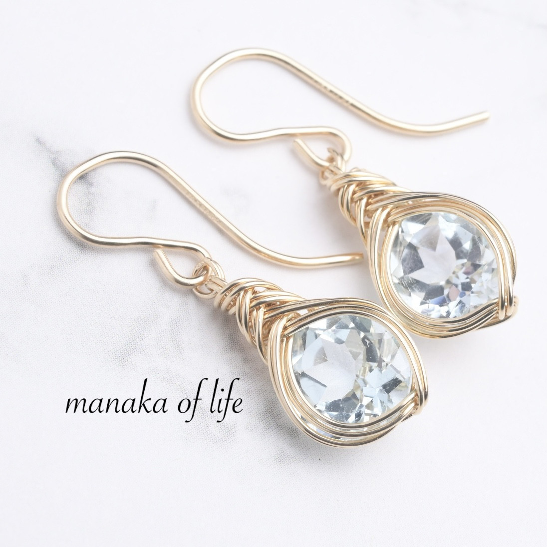 スカイブルートパーズ ピアス ワイヤーラッピング  天然石 14kgf 送料無料でお届けします