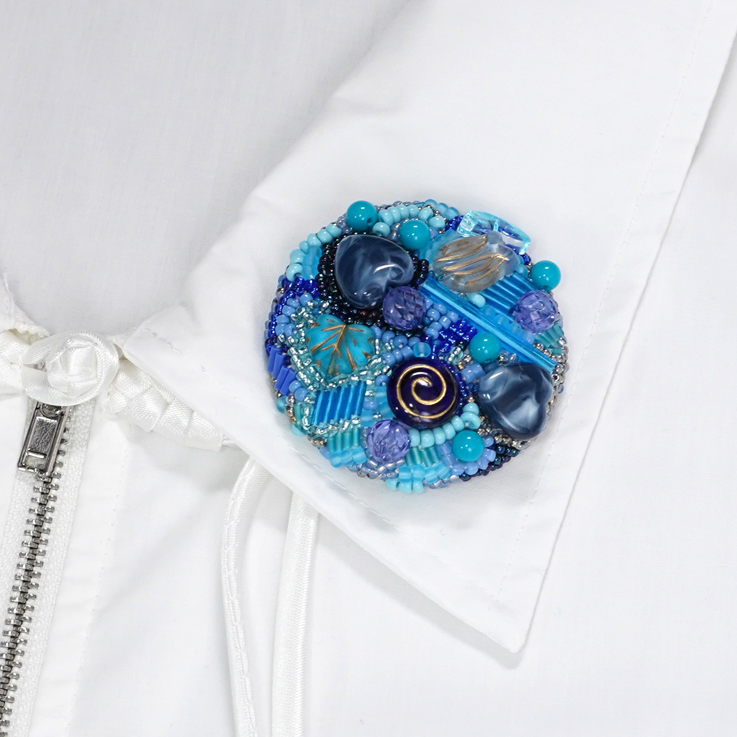 単色のブローチ5 ビーズ刺繍　ブルー　コラージュ