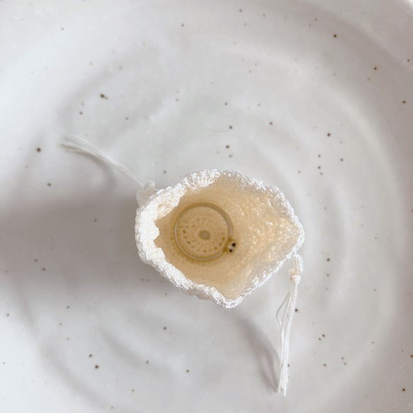 ミニ巾着ポーチ・もりのなか・2本巾・レース編み・コットン100％ 2枚目の画像