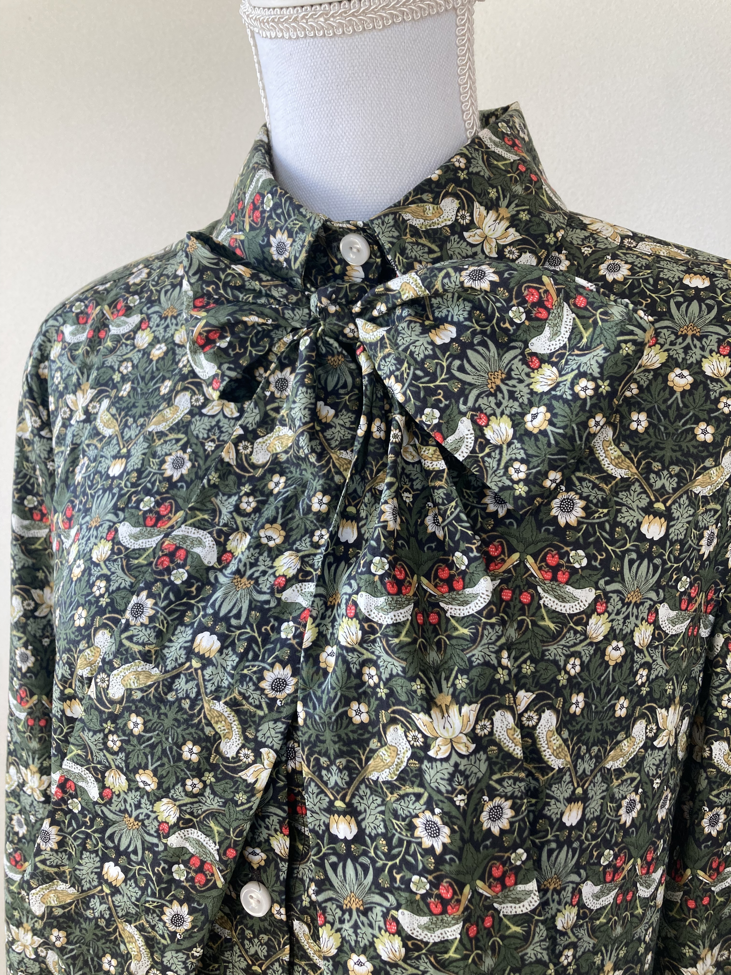 ＊ワイシャツ／半袖・長袖選べます＊　　リバティプリント生地使用　いちご泥棒/グリーン