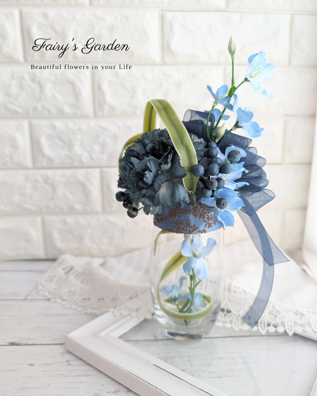 ブルーカーネーションとデルフィニウムのグラスアレンジ