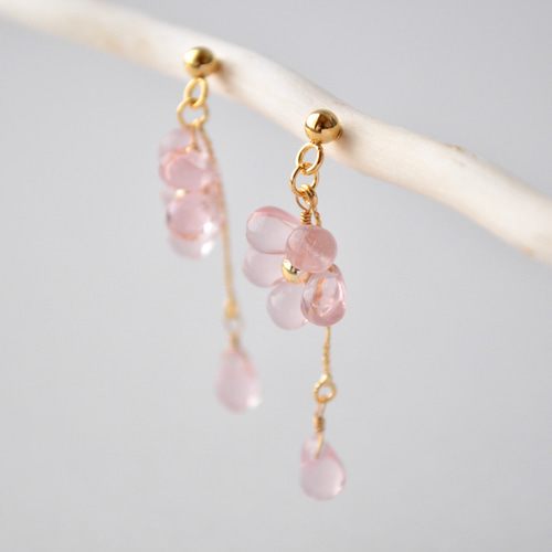 135 ピンクベージュシェルボタン✖︎鈴蘭　ハンドメイド　ピアスorイヤリング 最後の1点】ガラスの桜ピアス/イヤリング 14kgf変更可 軽い