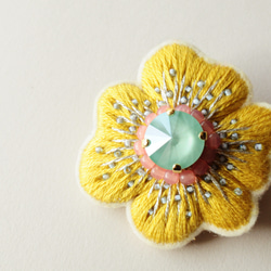 ＜Kira～ツムガレルハナ～＞花刺繍ブローチ「 Spring yellow 」 4枚目の画像