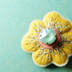 ＜Kira～ツムガレルハナ～＞花刺繍ブローチ「 Spring yellow 」 2枚目の画像