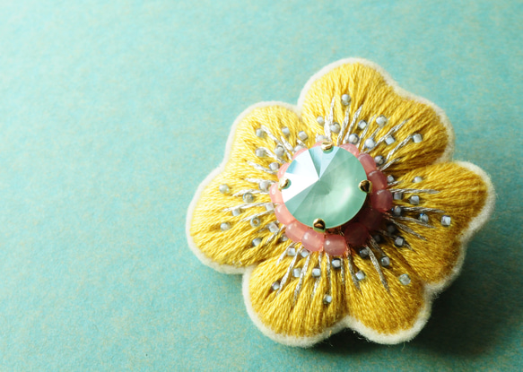 ＜Kira～ツムガレルハナ～＞花刺繍ブローチ「 Spring yellow 」 2枚目の画像