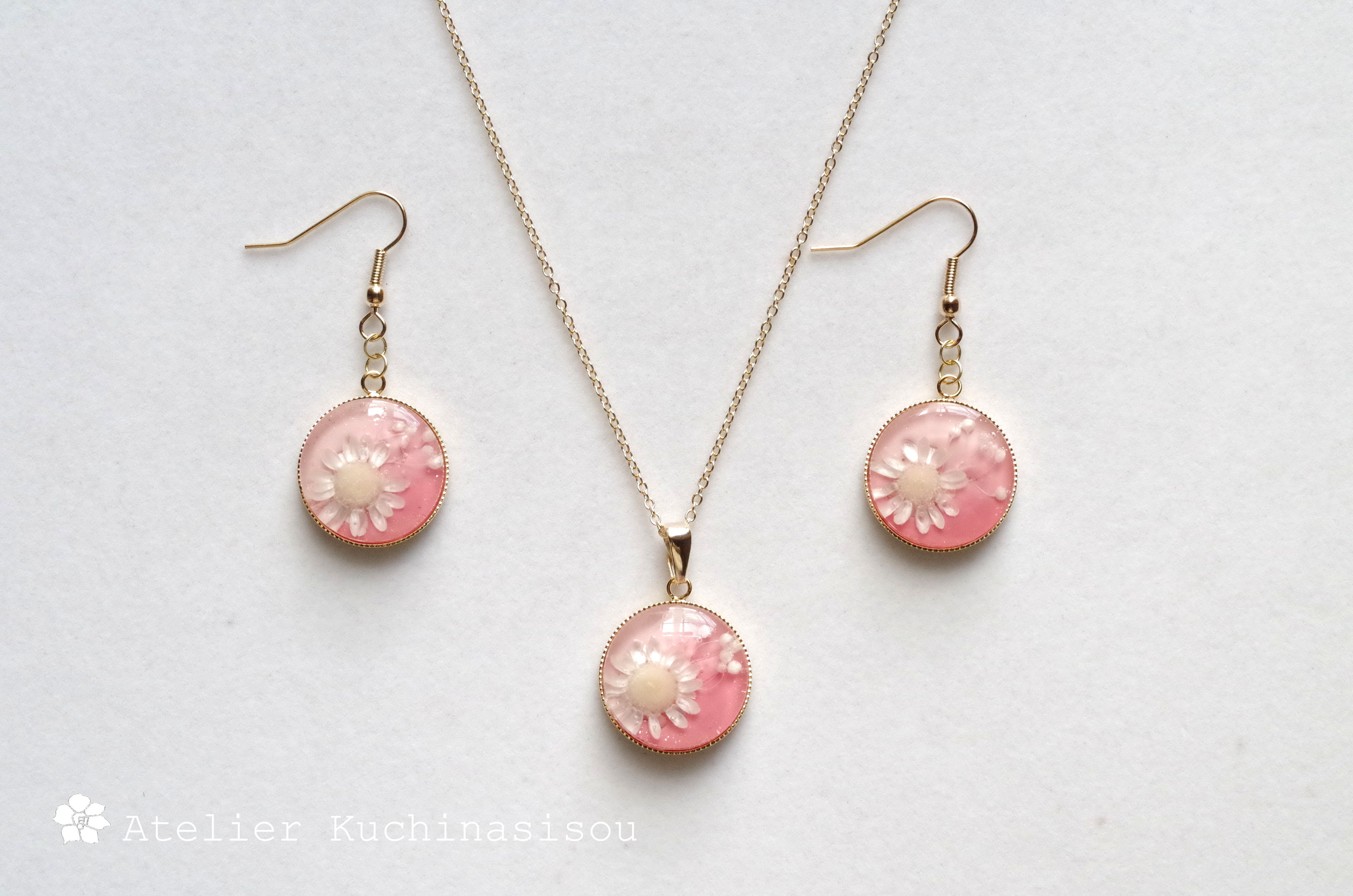 【Creema限定】レジンアート　ラウンドピアス/イヤリングとペンダント〈花の刻〉